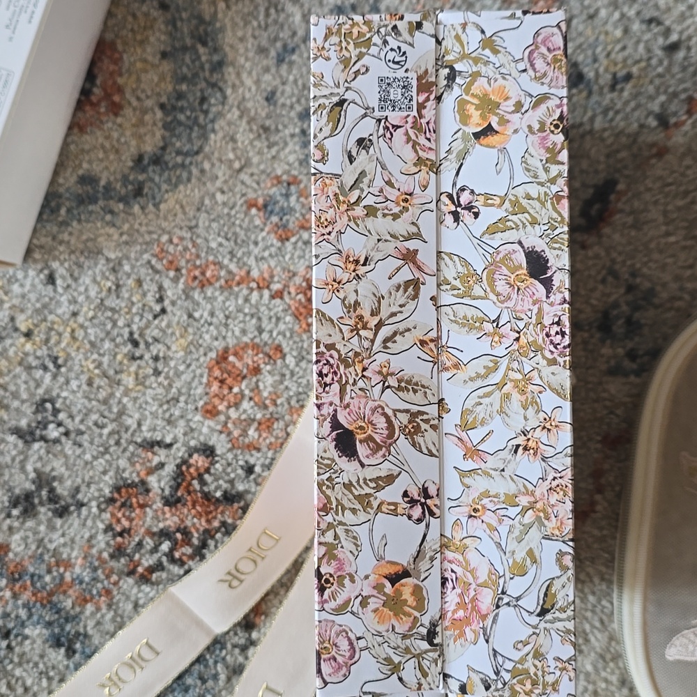 2025 Christian Dior Parfums Floral Pouch Set! - Picture 14 of 15